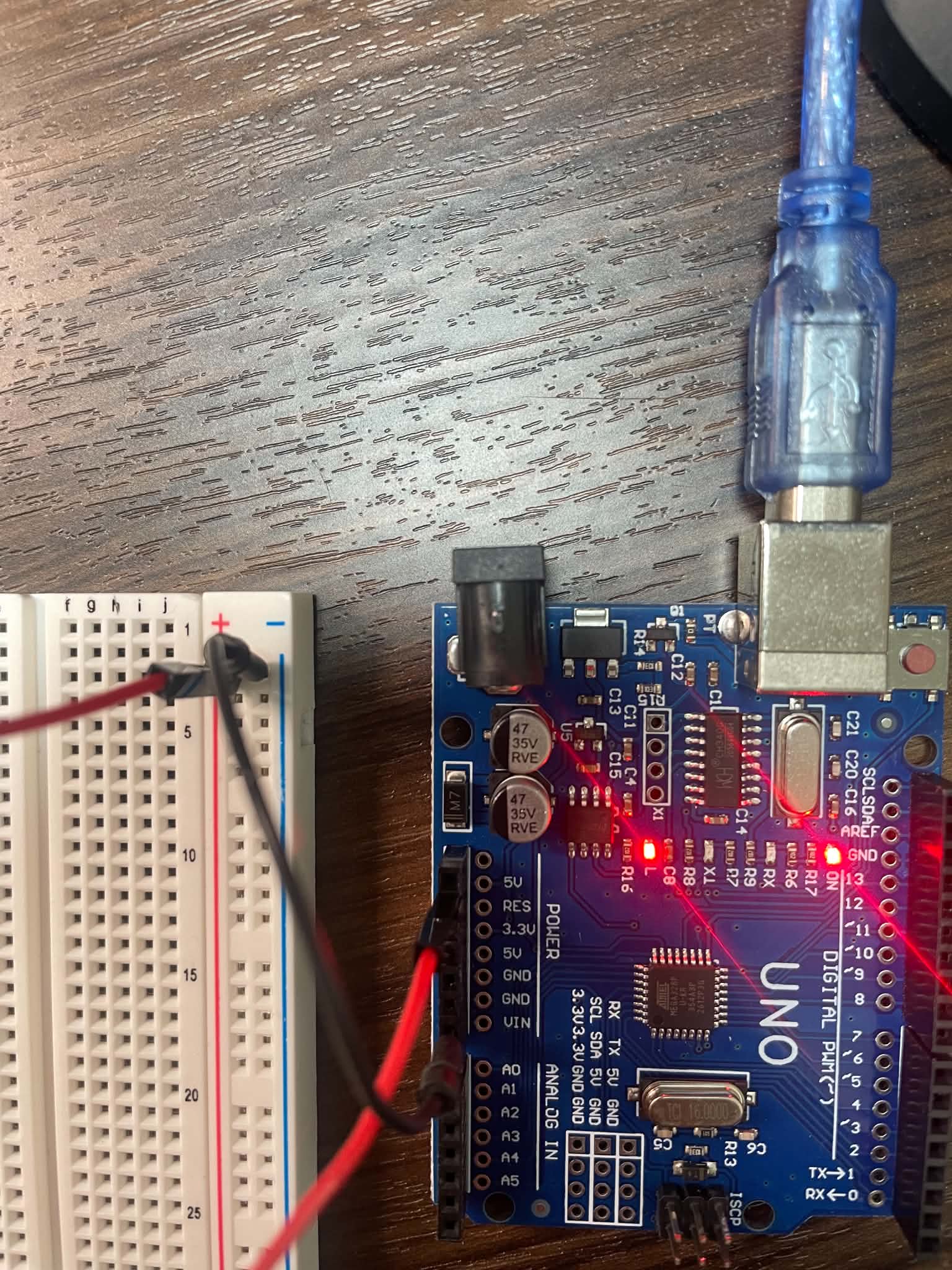 紅線從 Arduino 的 5V、黑線從 GND，接到麵包板的電源軌