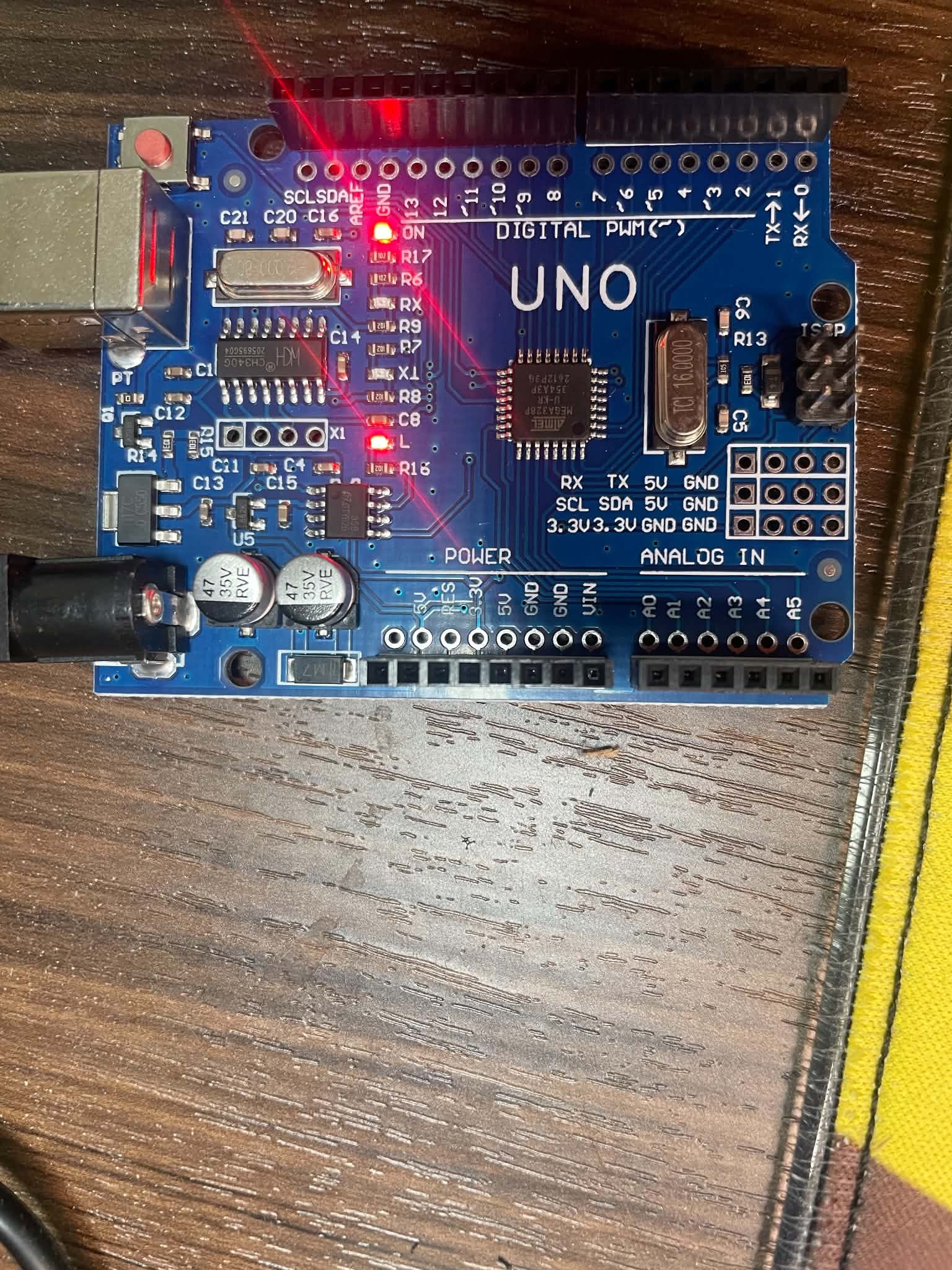 Arduino 電源區特寫，看得見 5V、3.3V、GND 三個標示