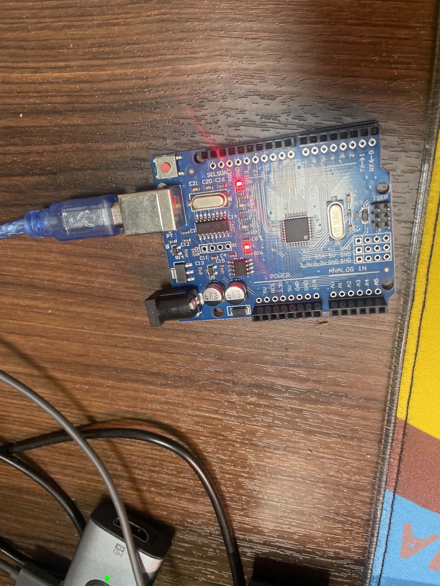 USB 線插上 Arduino，板子上的電源小燈亮起