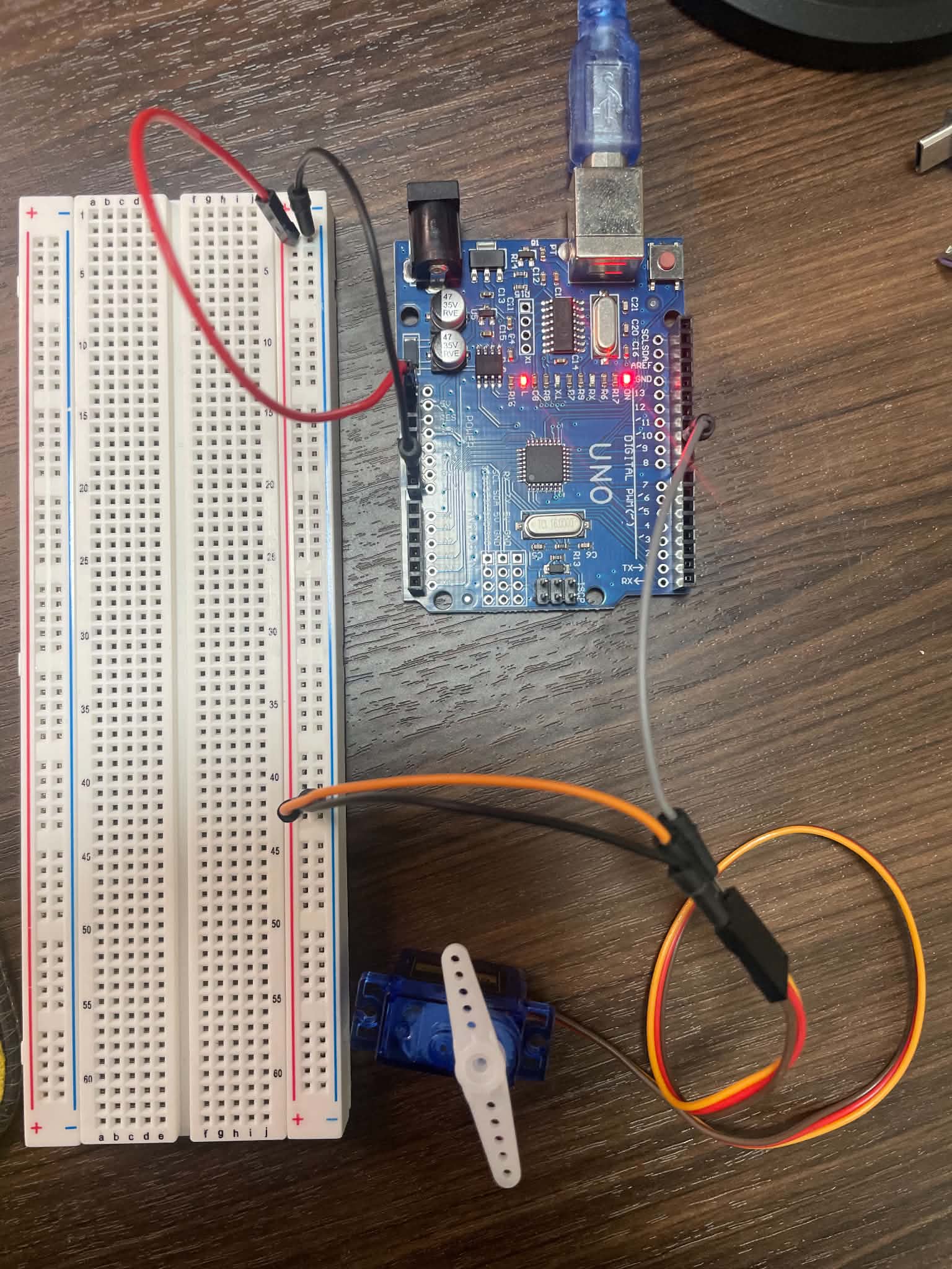 伺服馬達三條線接上 Arduino：橘線接 D9、紅線接 5V、棕線接 GND